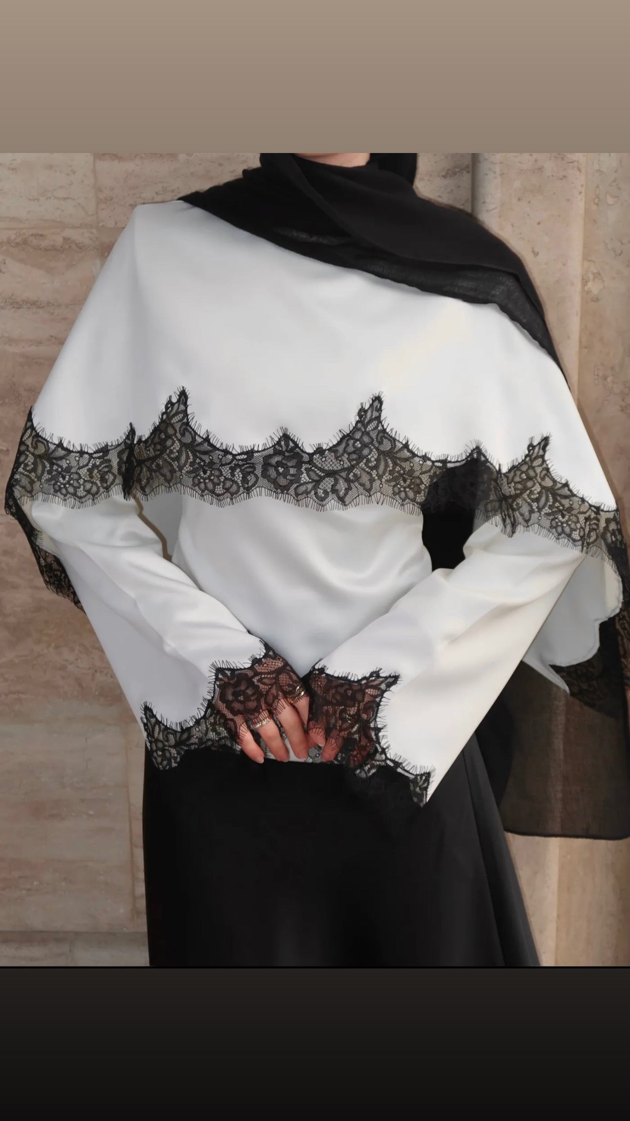 Tunique Élégante avec Cape Intégrée et Dentelle Contrastante – Taille Unique