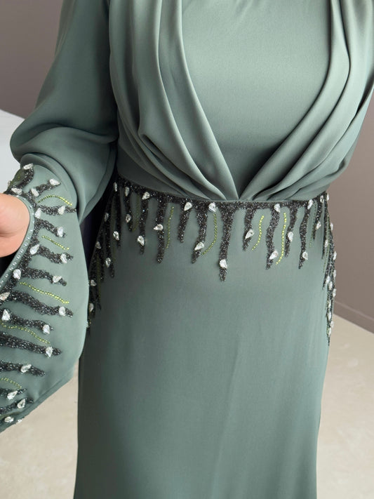 ROBE DE SOIREE EN CREPE ADRIANA – DETAILES PERLES & MANCHES ASYMETRIQUES