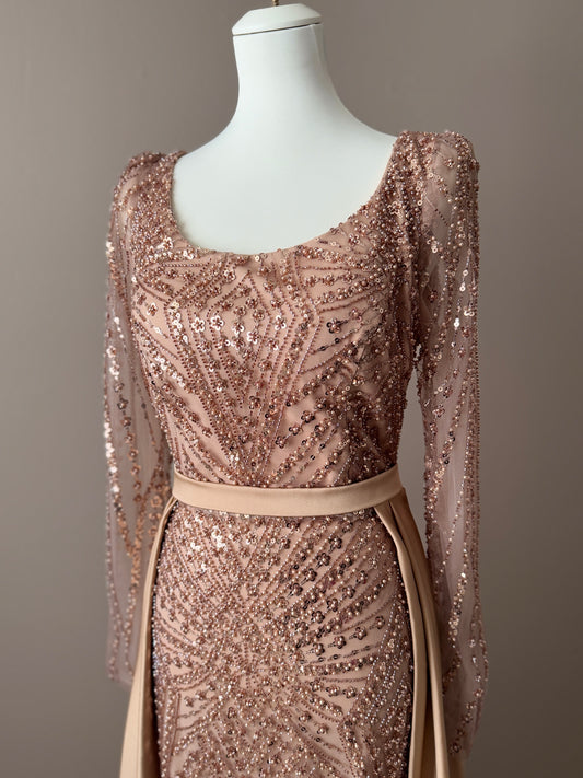 ROBE DE SOIREE LONGUE NUDE PAILLETEE AVEC TRAINE ET CEINTURE