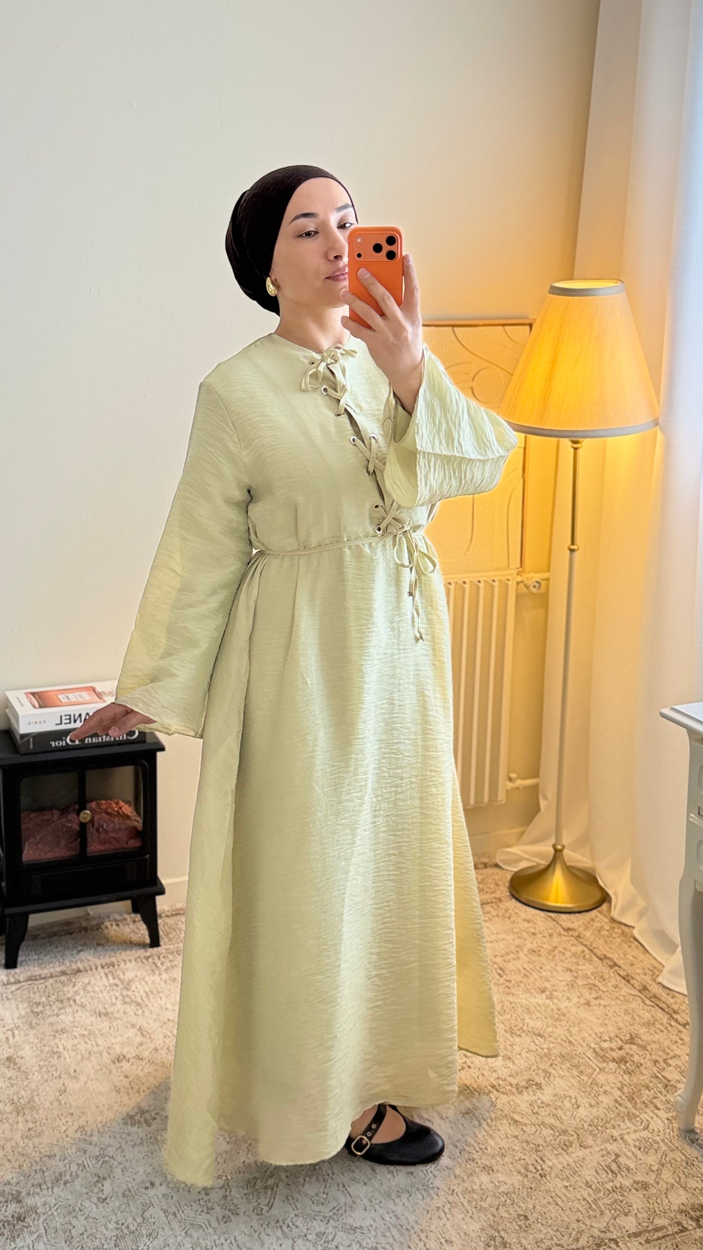 Robe longue doublée en tissu crinkle avec laçage devant – Élégance naturelle et confort absolu