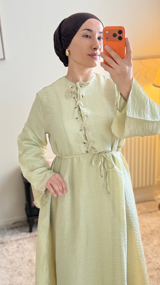 Robe longue doublée en tissu crinkle avec laçage devant – Élégance naturelle et confort absolu