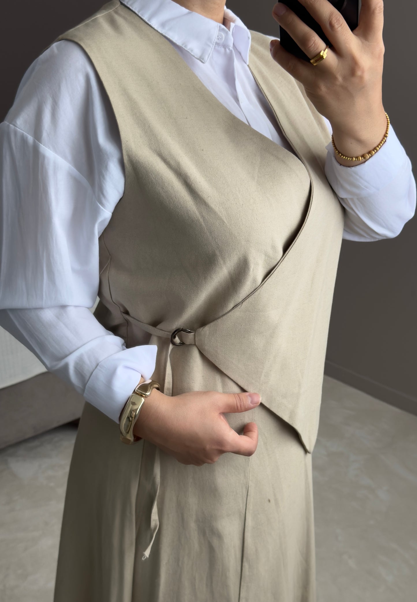 ENSEMBLE EN LIN BEIGE AVEC UNE JUPE TAILLE HAUTE