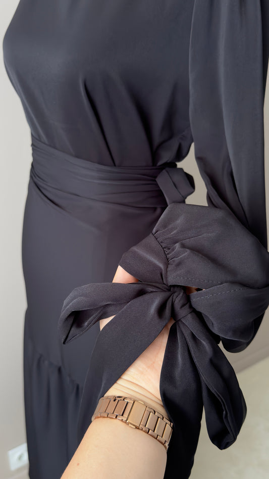 ENSEMBLE A JUPE DRAPEE ET MANCHES A LACETS