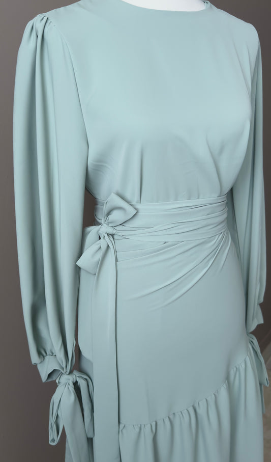 ENSEMBLE A JUPE DRAPEE ET MANCHES A LACETS