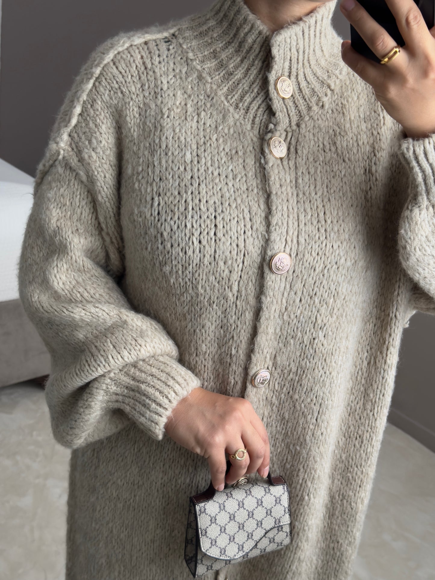 CARDIGAN BEIGE LONG EN LAINE A BOUTONS-ELEGANCE ET CONFORT