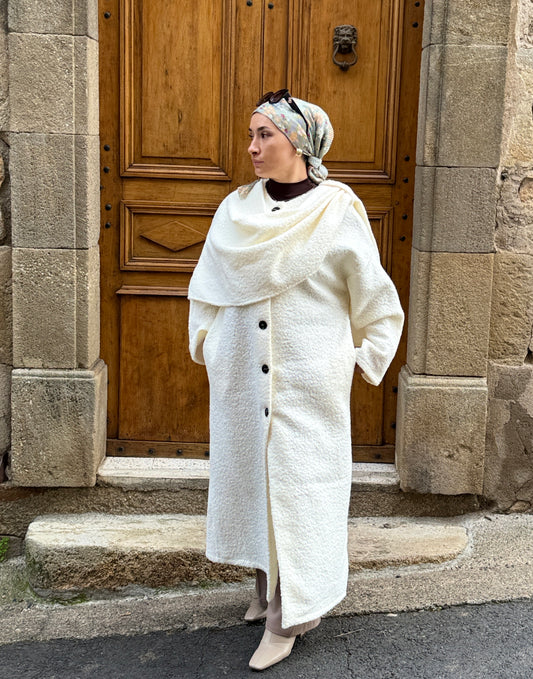 MANTEAU CREME RECOUVERT D'UNE ECHARPE-KREM RENGI MANTO