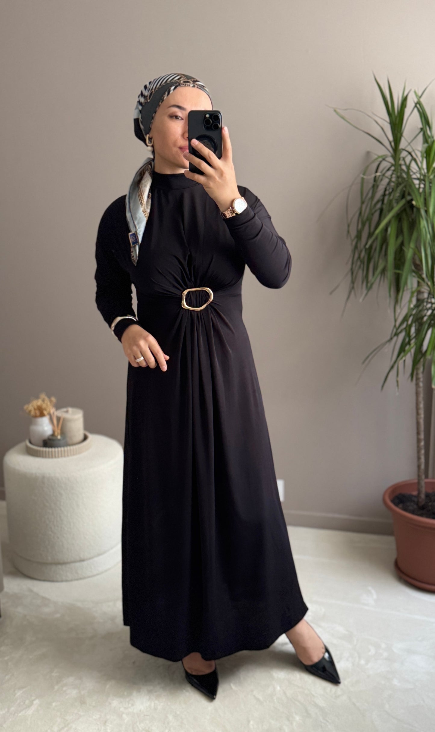 ROBE LONGUE NOIR JERSEY AVEC BROCHE-SIYAH UZUN BROSLU SANDY ELBISE
