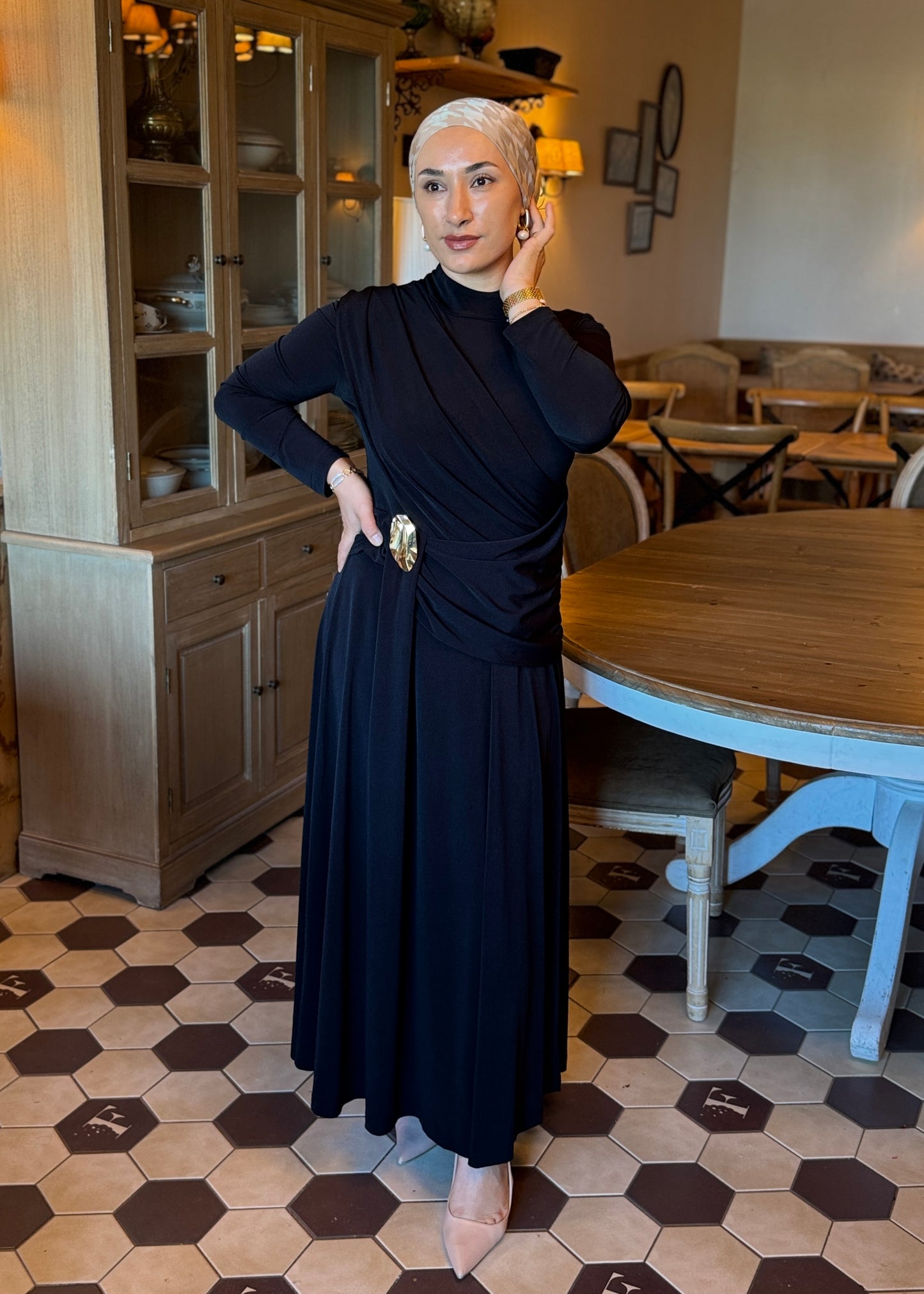 ROBE HIJAB CHIC COULEUR NOIR -SIYAH DRAPELI ALTIN TOKALI UZUN ELBISE