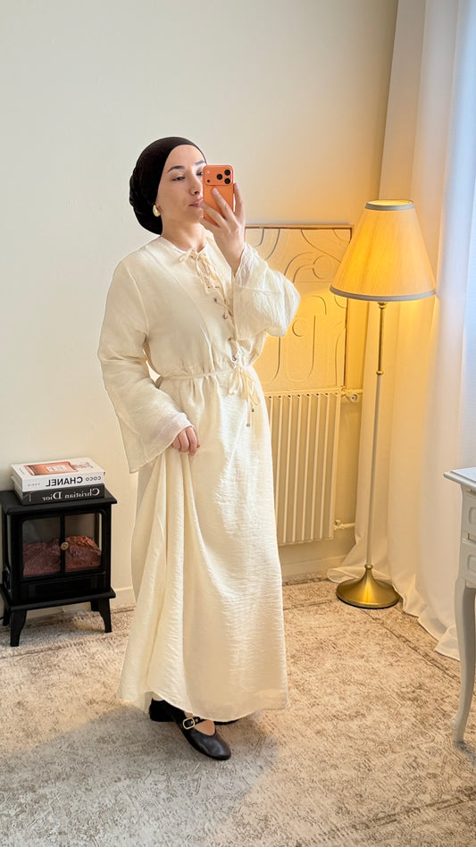 Robe longue doublée en tissu crinkle avec laçage devant – Élégance naturelle et confort absolu