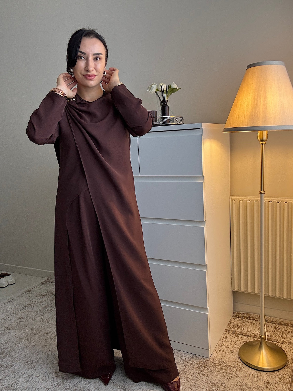 Ensemble pantalon femme élégant à drapé asymétrique et boucle