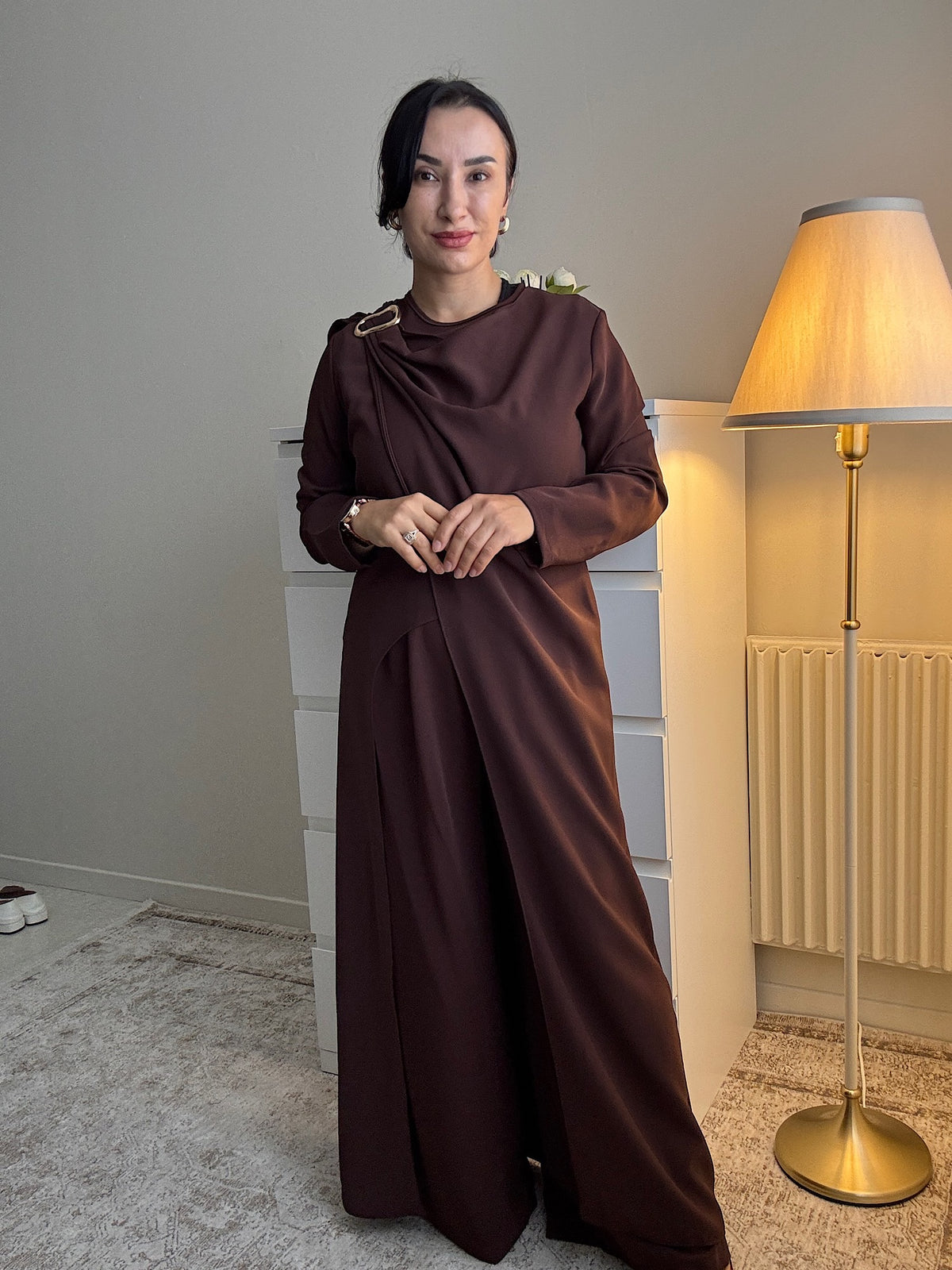 Ensemble pantalon femme élégant à drapé asymétrique et boucle