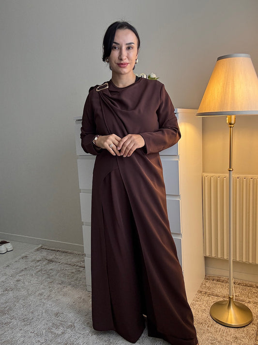 Ensemble pantalon femme élégant à drapé asymétrique et boucle