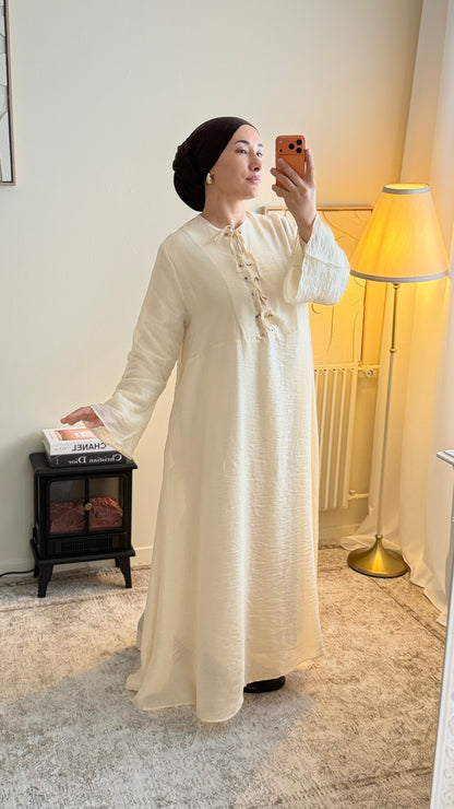 Robe longue doublée en tissu crinkle avec laçage devant – Élégance naturelle et confort absolu