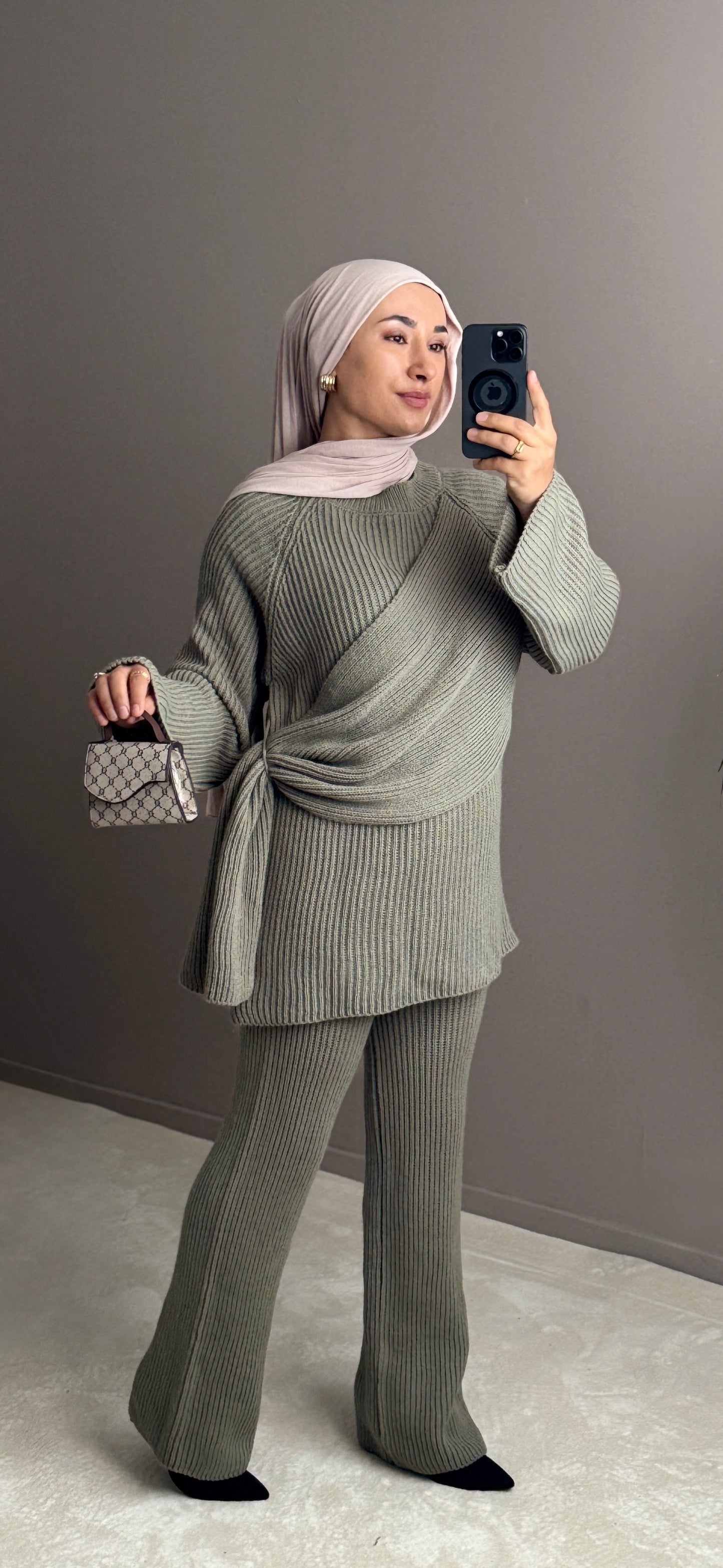 ENSEMBLE EN LAINE AVEC CAPE CROISEE SUR LE COTE