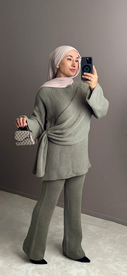 ENSEMBLE EN LAINE AVEC CAPE CROISEE SUR LE COTE