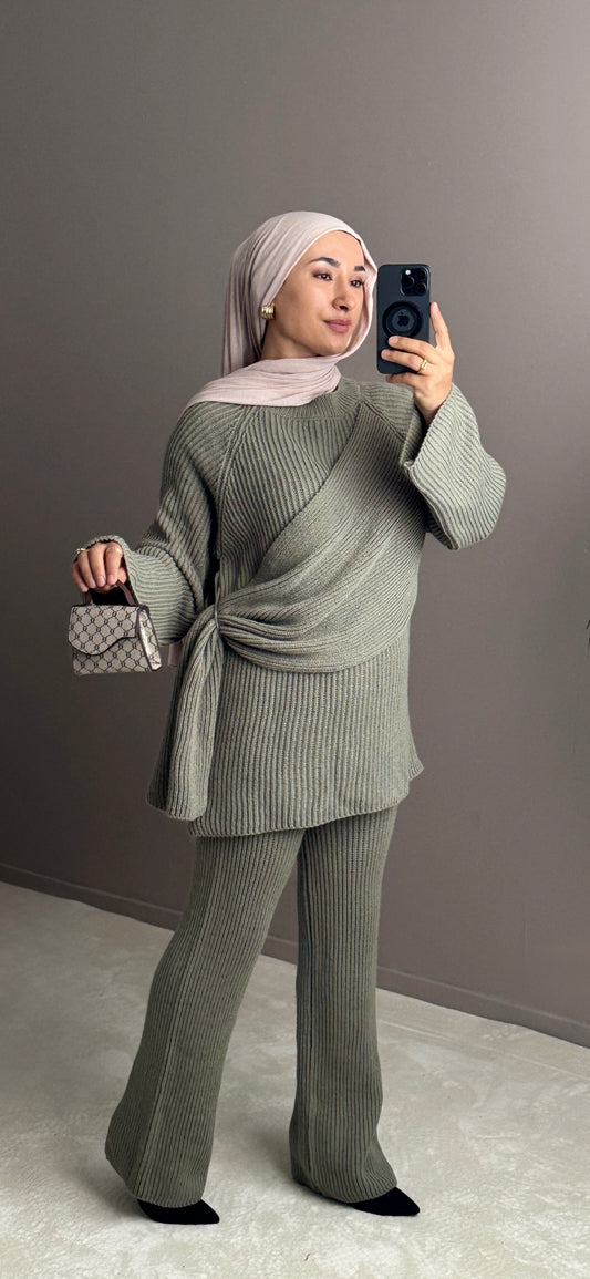 ENSEMBLE EN LAINE AVEC CAPE CROISEE SUR LE COTE