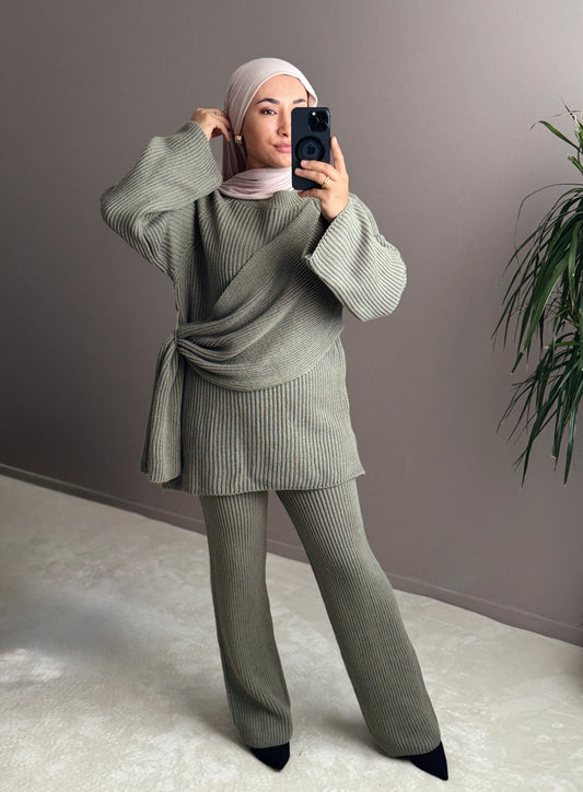 ENSEMBLE EN LAINE AVEC CAPE CROISEE SUR LE COTE