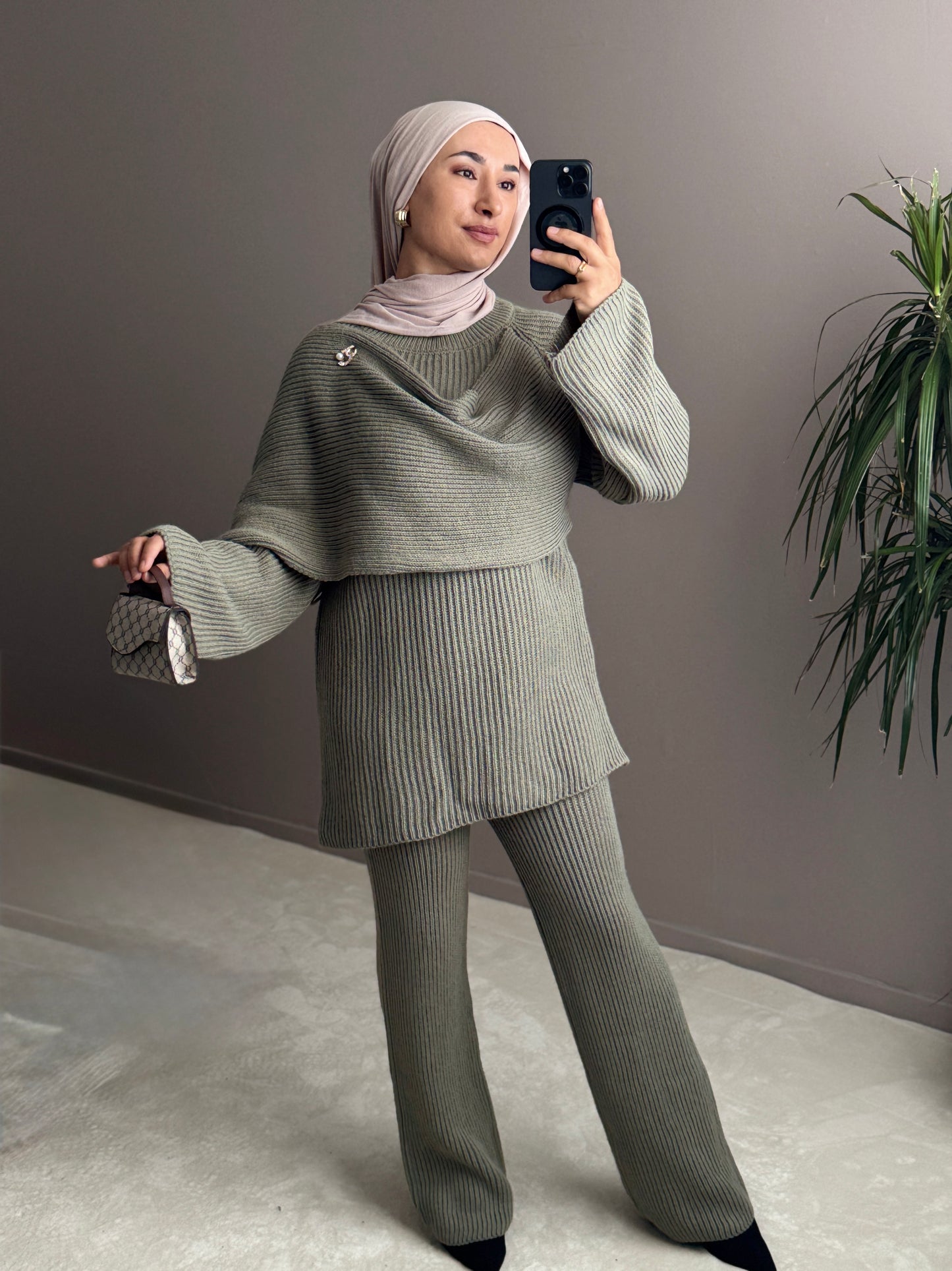 ENSEMBLE EN LAINE AVEC CAPE CROISEE SUR LE COTE