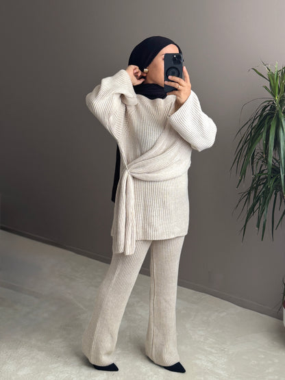 ENSEMBLE EN LAINE AVEC CAPE CROISEE SUR LE COTE