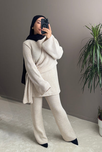 ENSEMBLE EN LAINE AVEC CAPE CROISEE SUR LE COTE