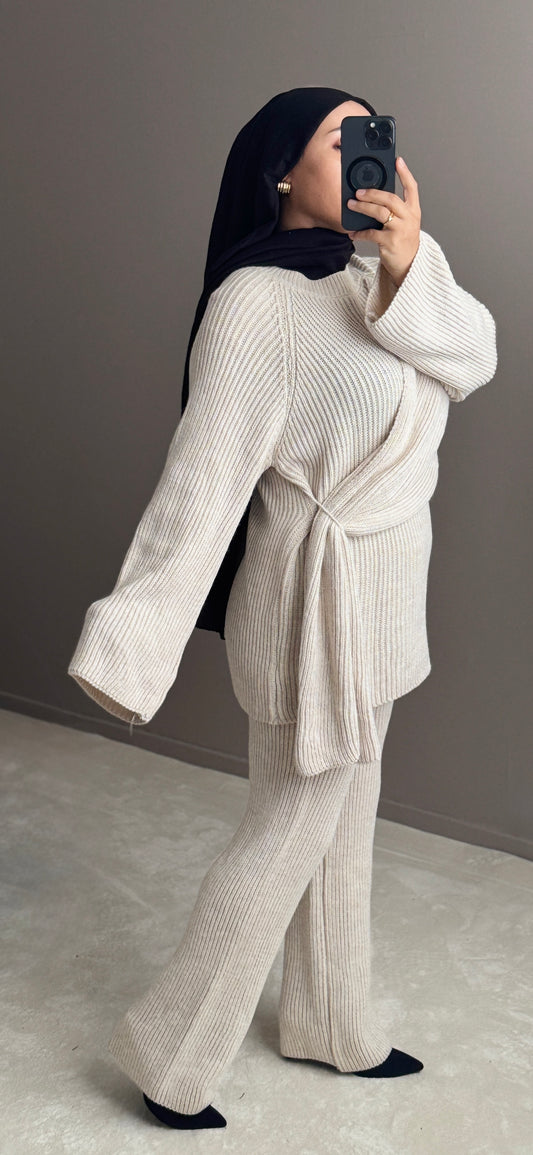 ENSEMBLE EN LAINE AVEC CAPE CROISEE SUR LE COTE