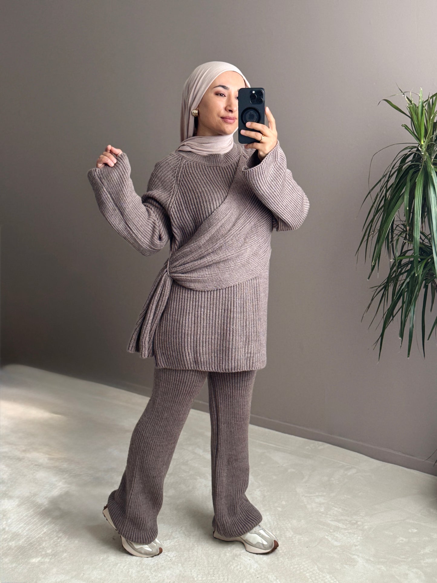 ENSEMBLE EN LAINE AVEC CAPE CROISEE SUR LE COTE