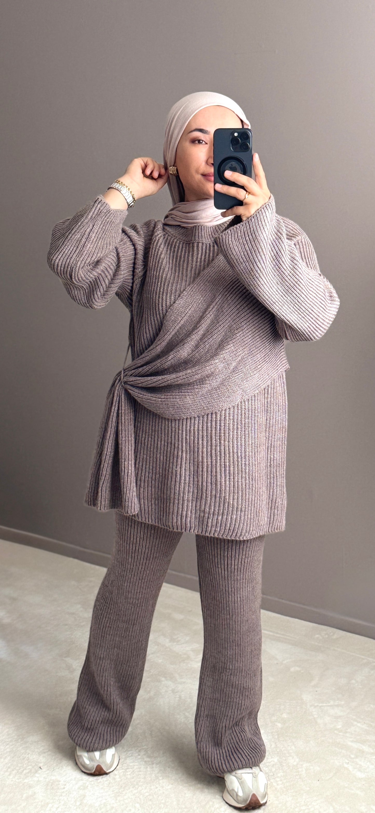 ENSEMBLE EN LAINE AVEC CAPE CROISEE SUR LE COTE