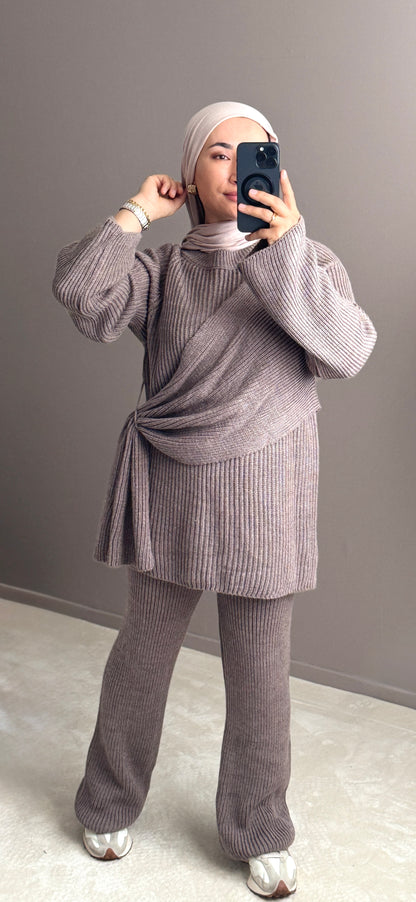 ENSEMBLE EN LAINE AVEC CAPE CROISEE SUR LE COTE