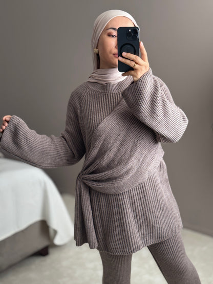 ENSEMBLE EN LAINE AVEC CAPE CROISEE SUR LE COTE