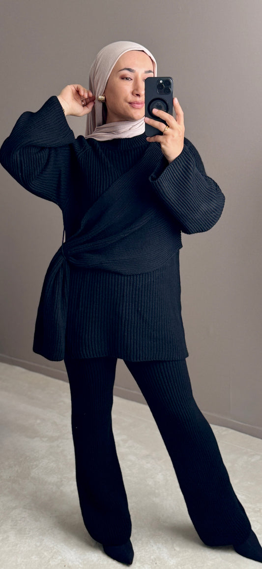 ENSEMBLE EN LAINE AVEC CAPE  CROISEE SUR LE COTE