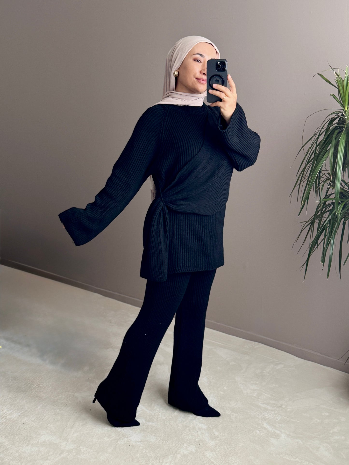 ENSEMBLE EN LAINE AVEC CAPE  CROISEE SUR LE COTE