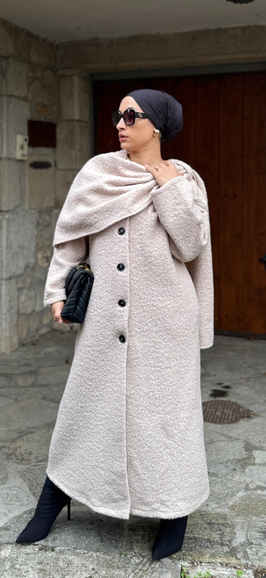 MANTEAU RECOUVRE D'UNE ECHARPE