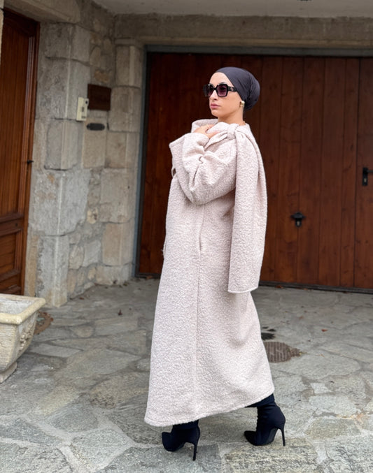 MANTEAU RECOUVRE D'UNE ECHARPE