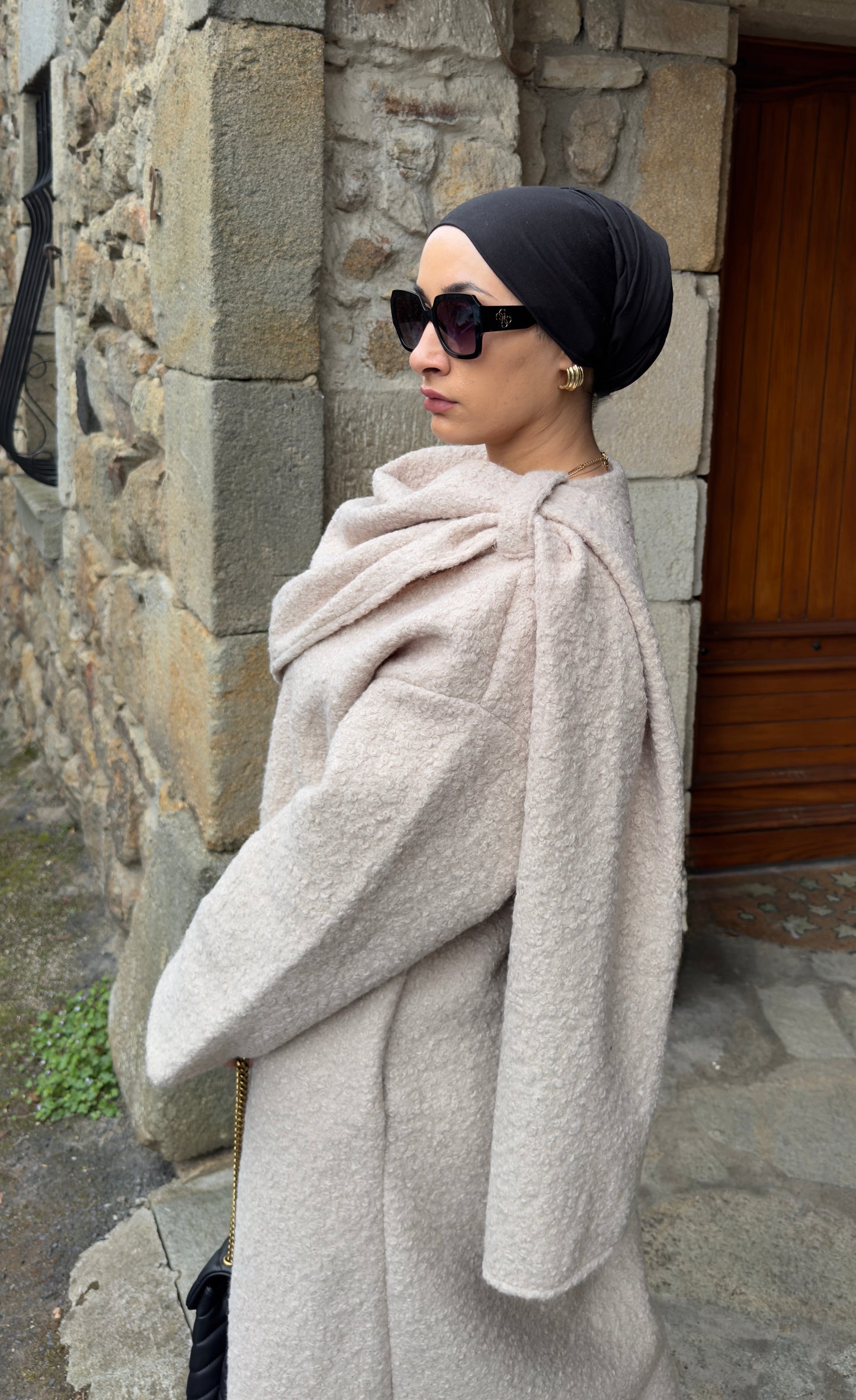 MANTEAU RECOUVRE D'UNE ECHARPE