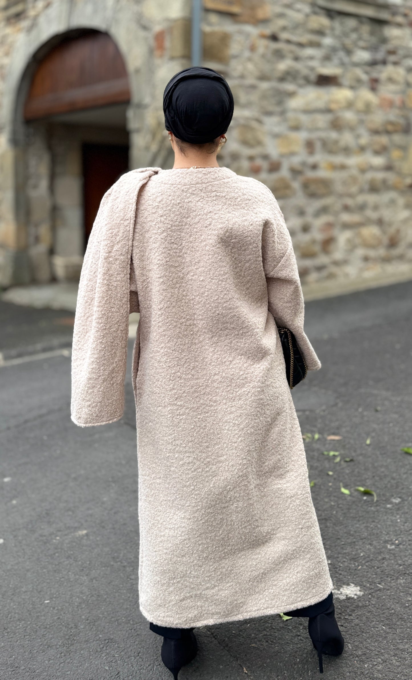 MANTEAU RECOUVRE D'UNE ECHARPE