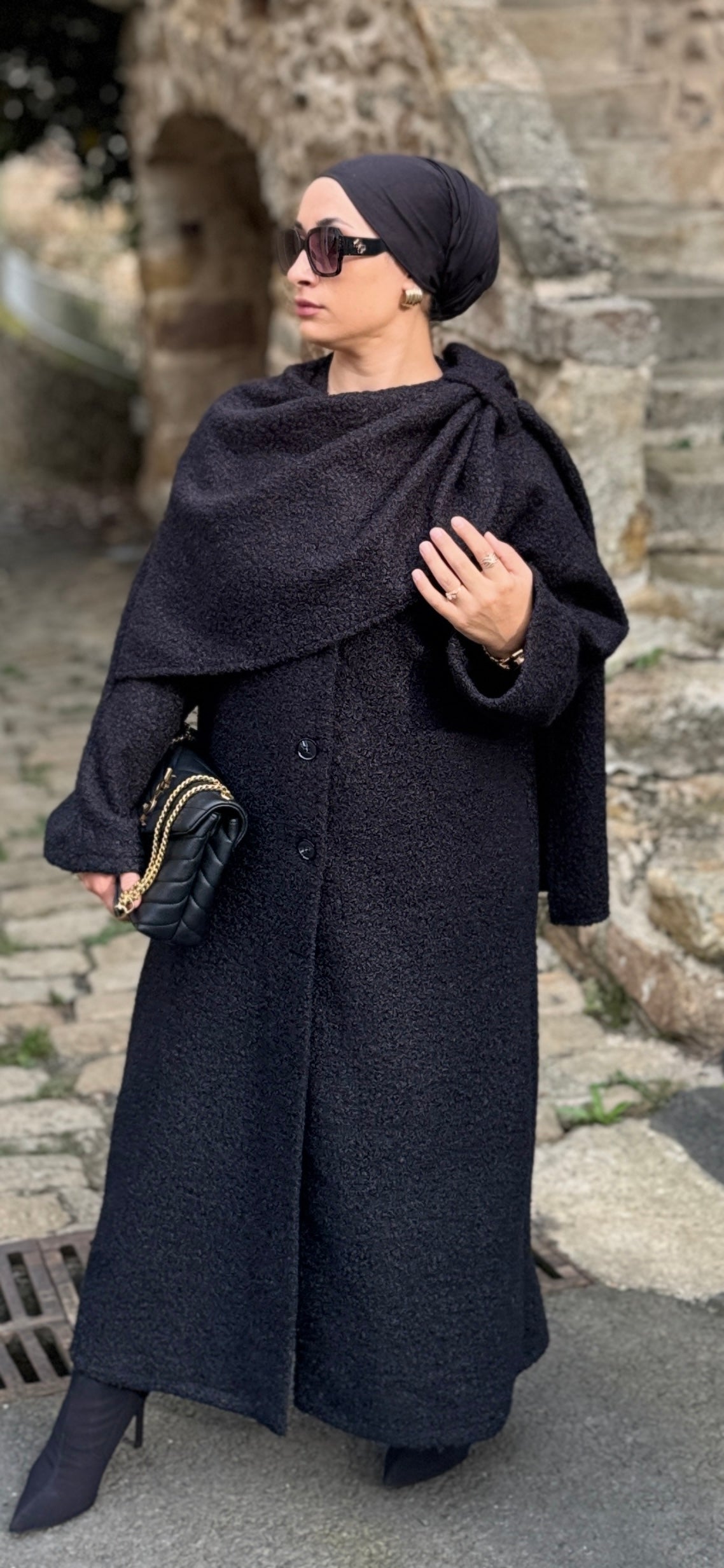 MANTEAU RECOUVRE D'UNE ECHARPE