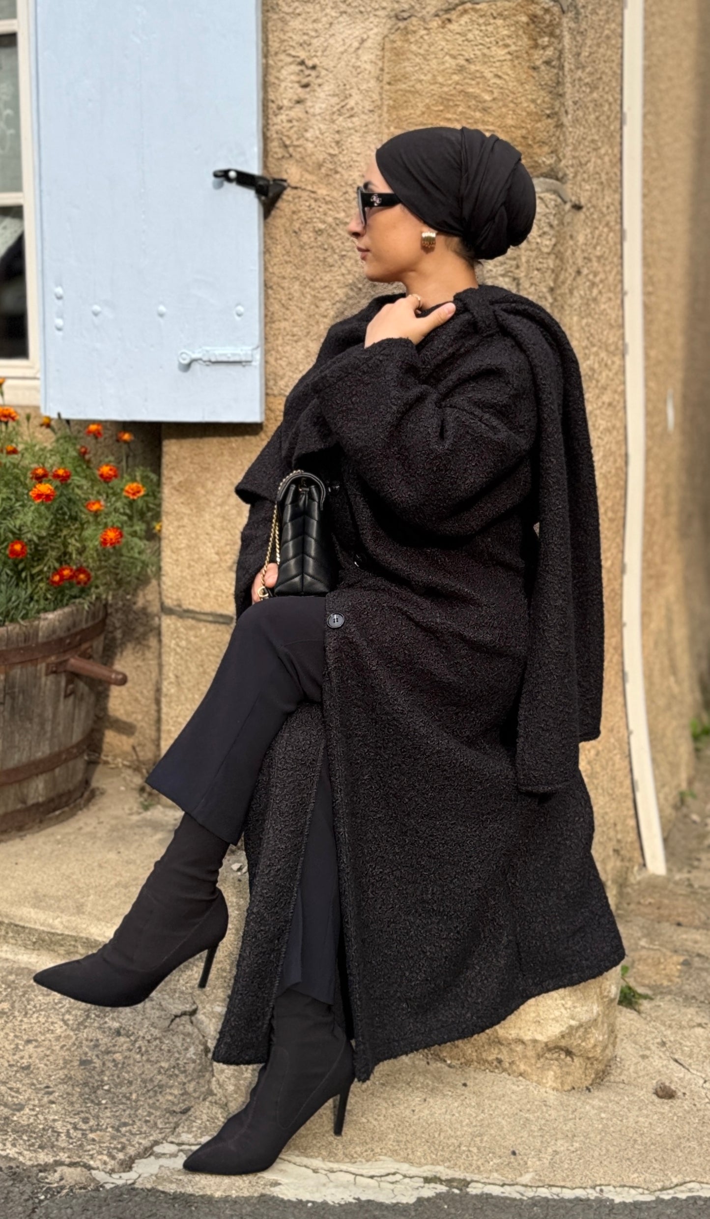 MANTEAU RECOUVRE D'UNE ECHARPE