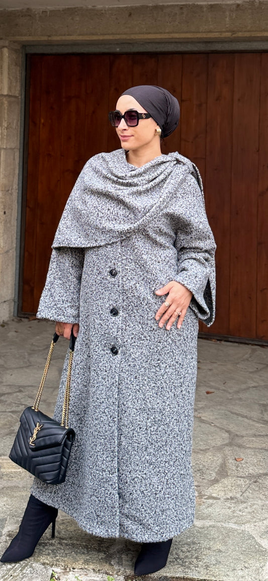 MANTEAU RECOUVERT D'UNE ECHARPE