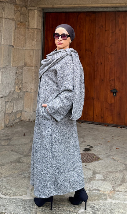 MANTEAU RECOUVERT D'UNE ECHARPE