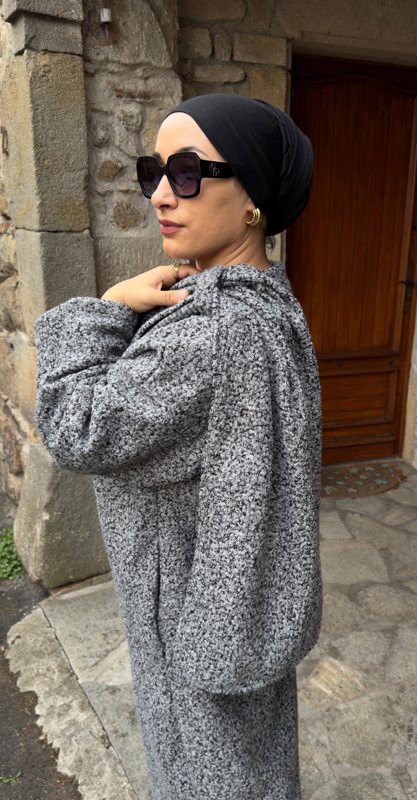 MANTEAU RECOUVERT D'UNE ECHARPE