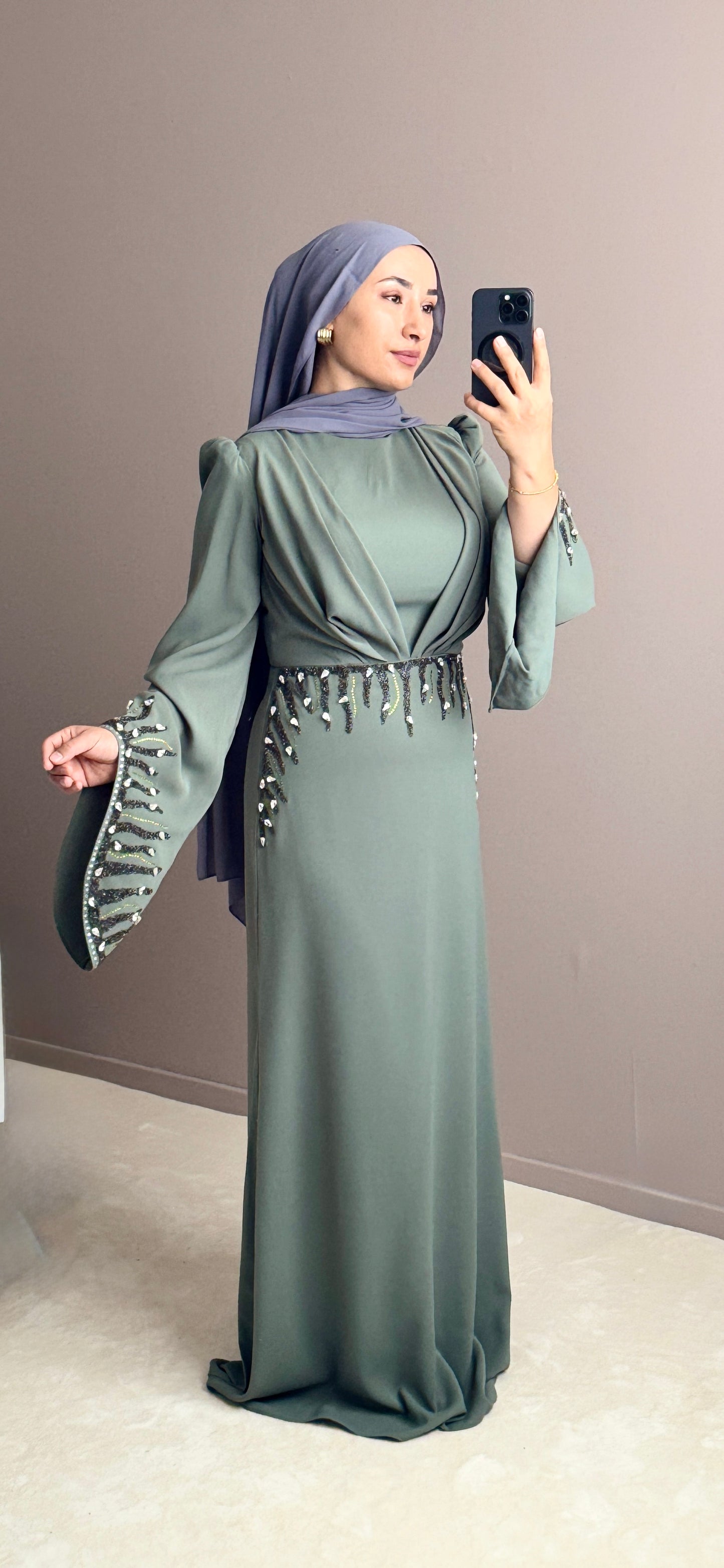 ROBE DE SOIREE EN CREPE ADRIANA – DETAILES PERLES  & MANCHES ASYMETRIQUES