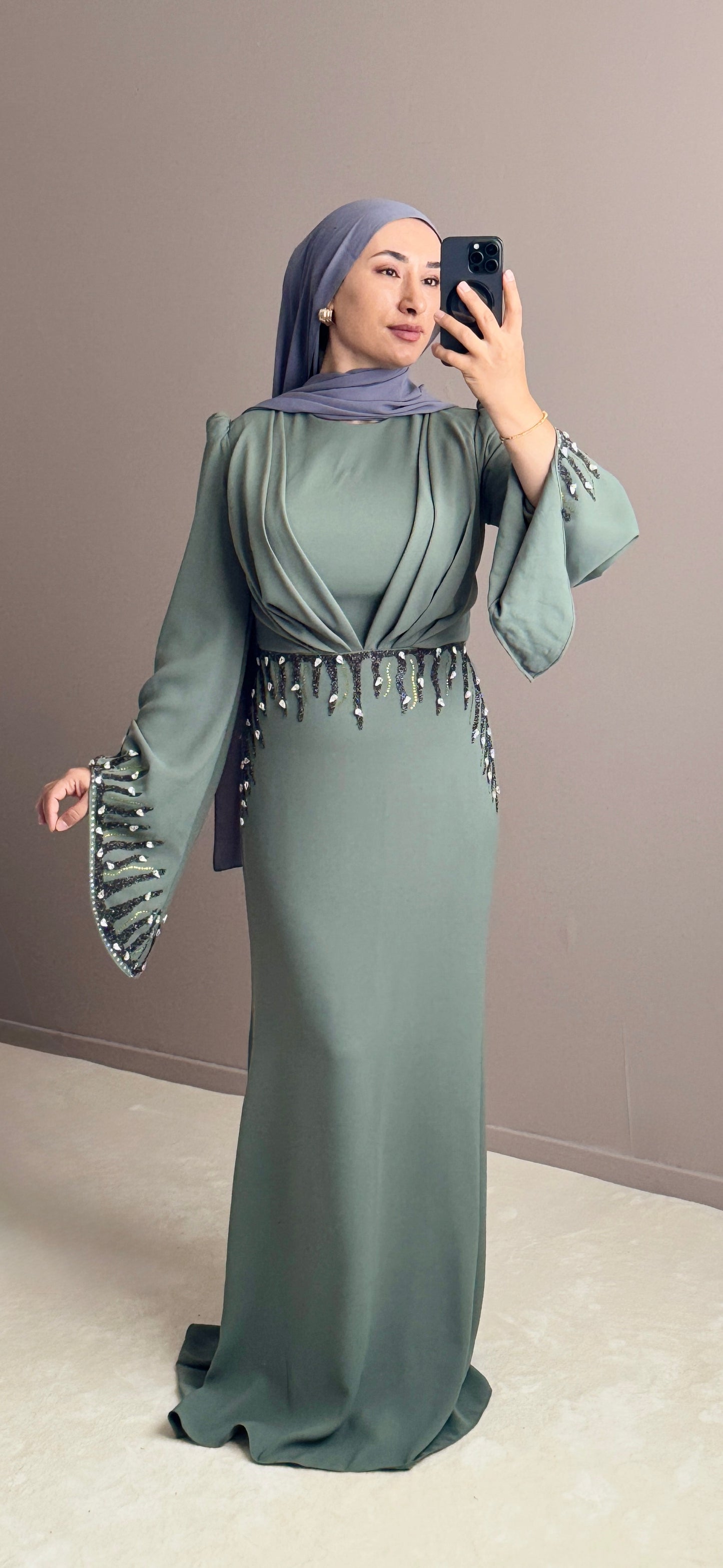 ROBE DE SOIREE EN CREPE ADRIANA – DETAILES PERLES  & MANCHES ASYMETRIQUES