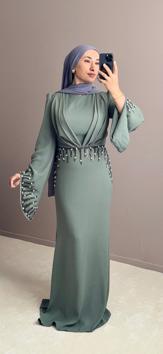 ROBE DE SOIREE EN CREPE ADRIANA – DETAILES PERLES  & MANCHES ASYMETRIQUES