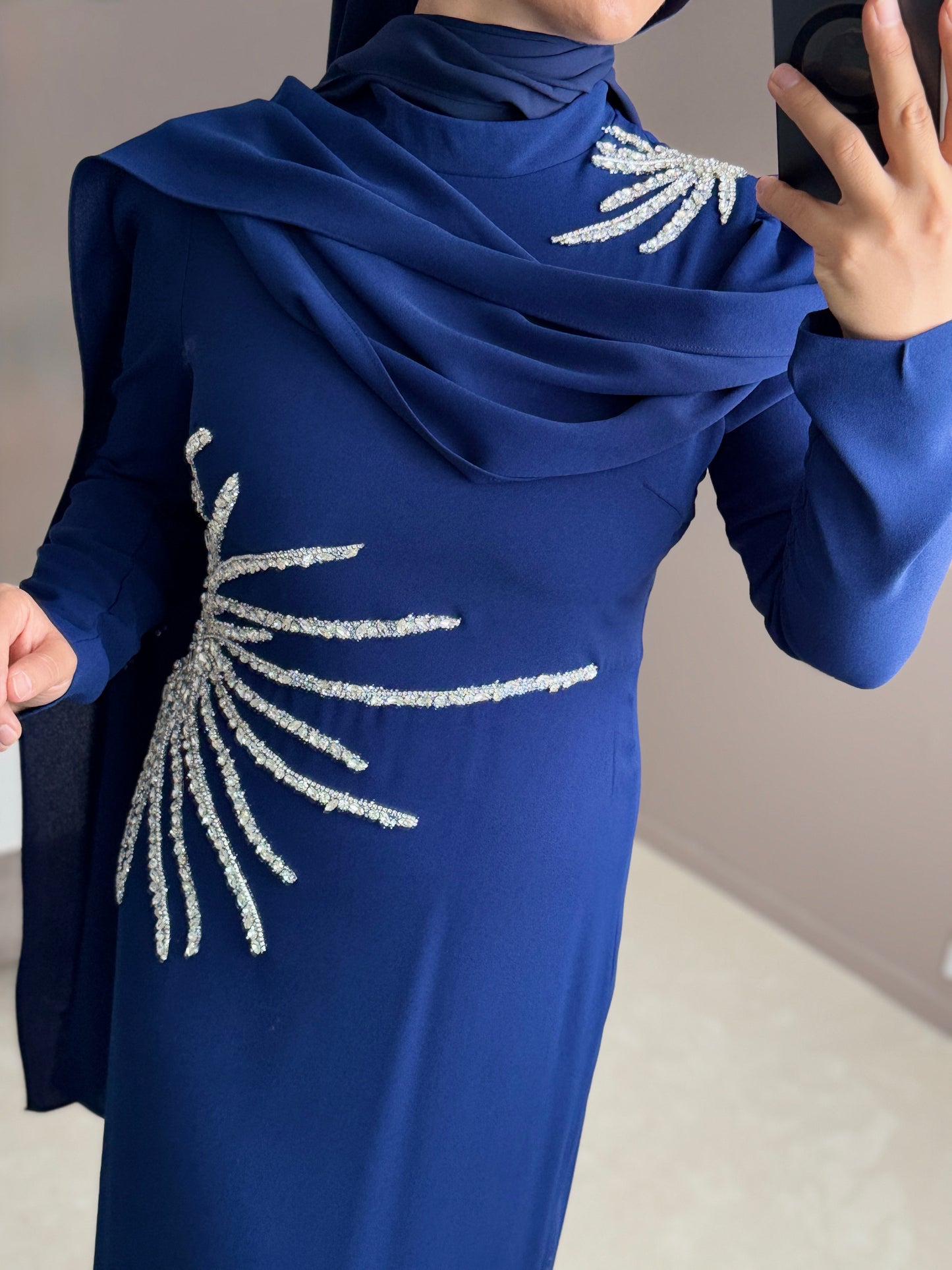 ROBE DE GALA A UNE EPAULE AVEC CAPE