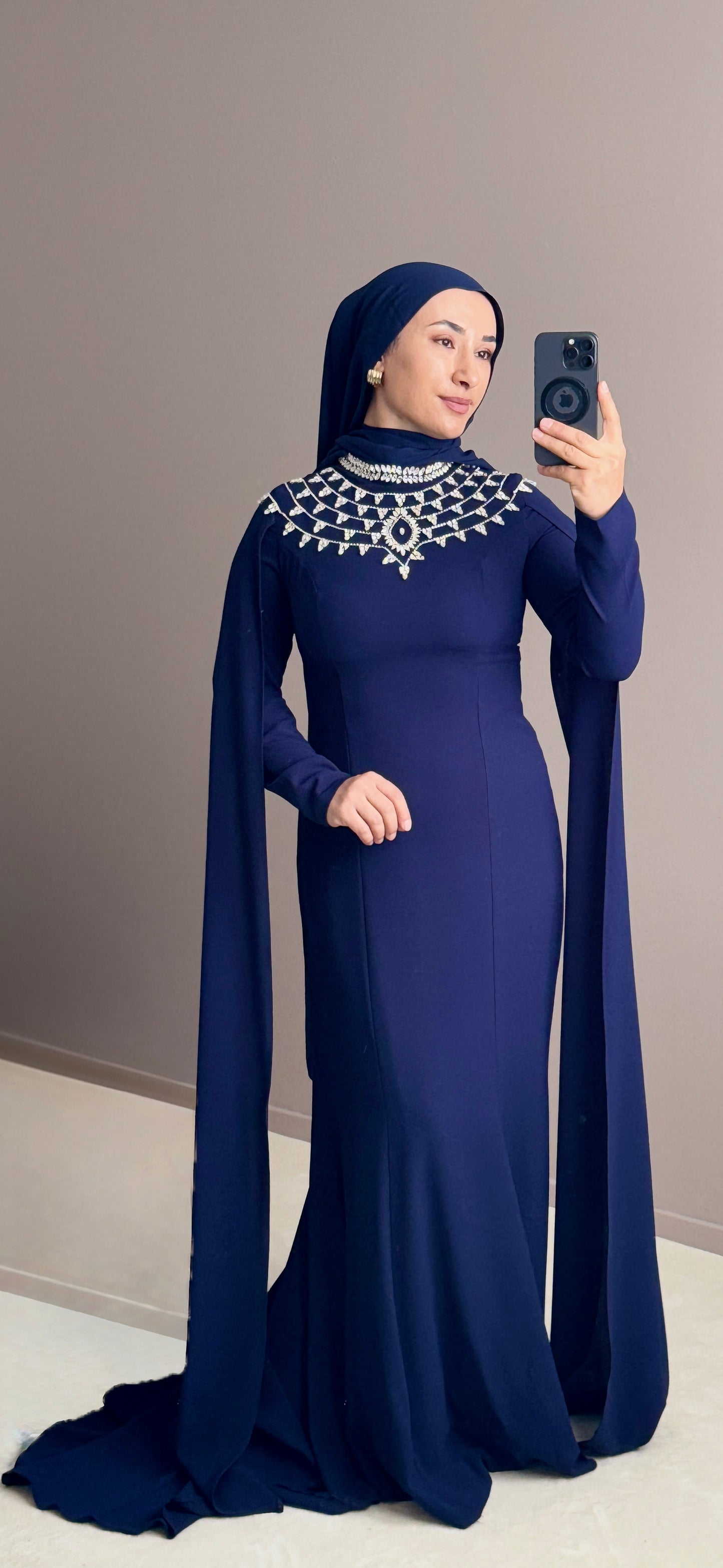 ROBE DE SOIREE SIRENE BLEU MARINE AVEC DES PELERINES AUX EPAULES