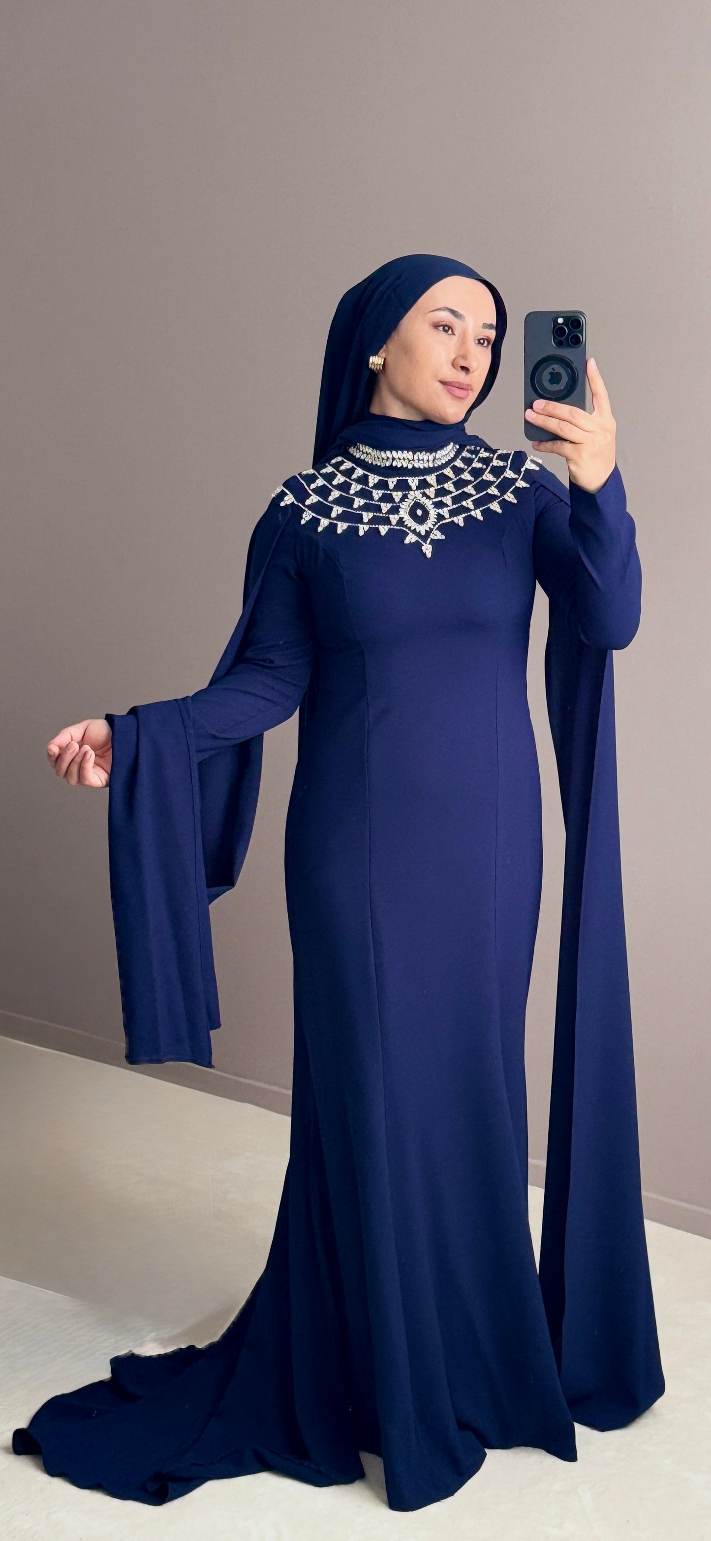 ROBE DE SOIREE SIRENE BLEU MARINE AVEC DES PELERINES AUX EPAULES