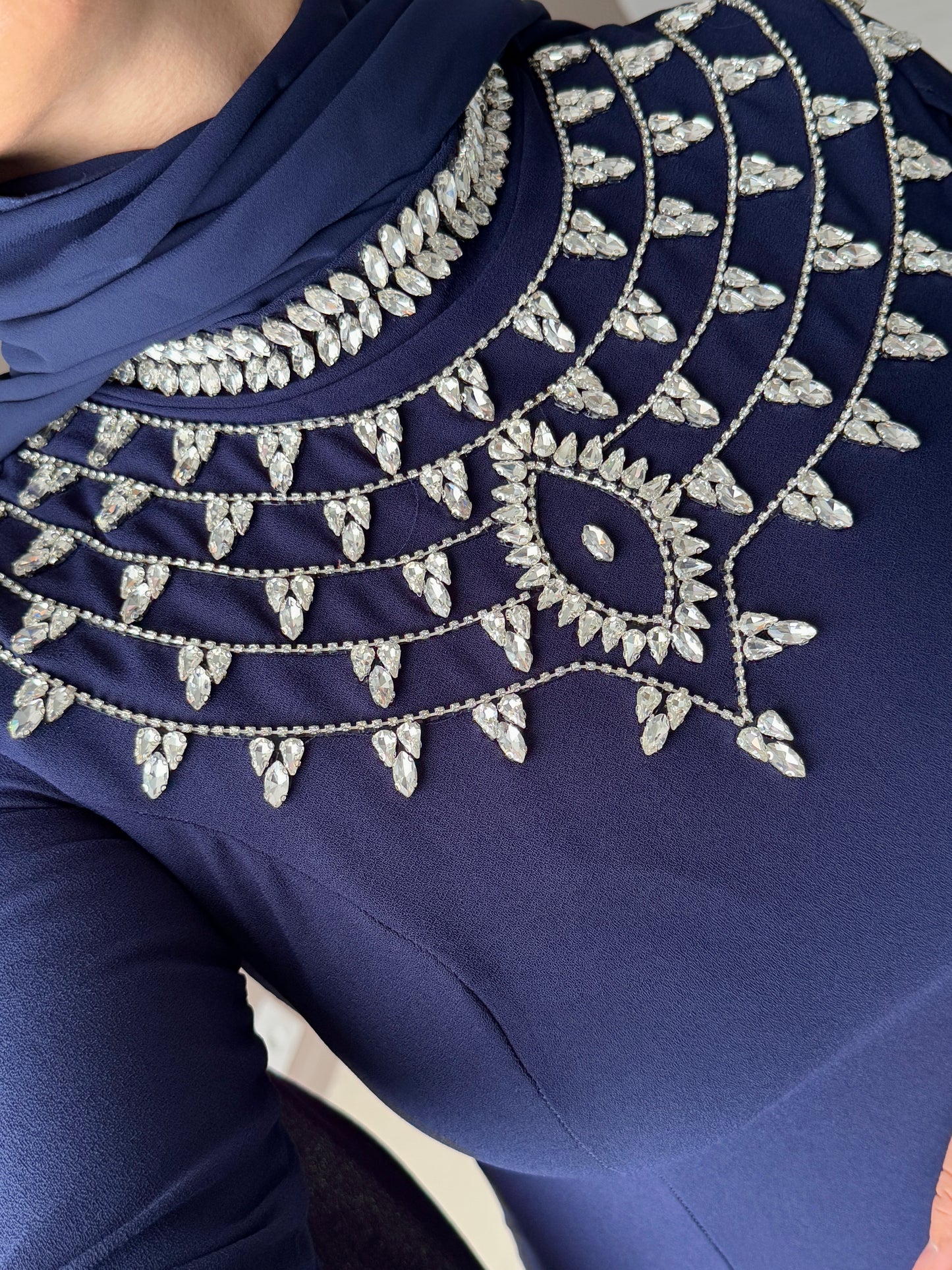 ROBE DE SOIREE SIRENE BLEU MARINE AVEC DES PELERINES AUX EPAULES