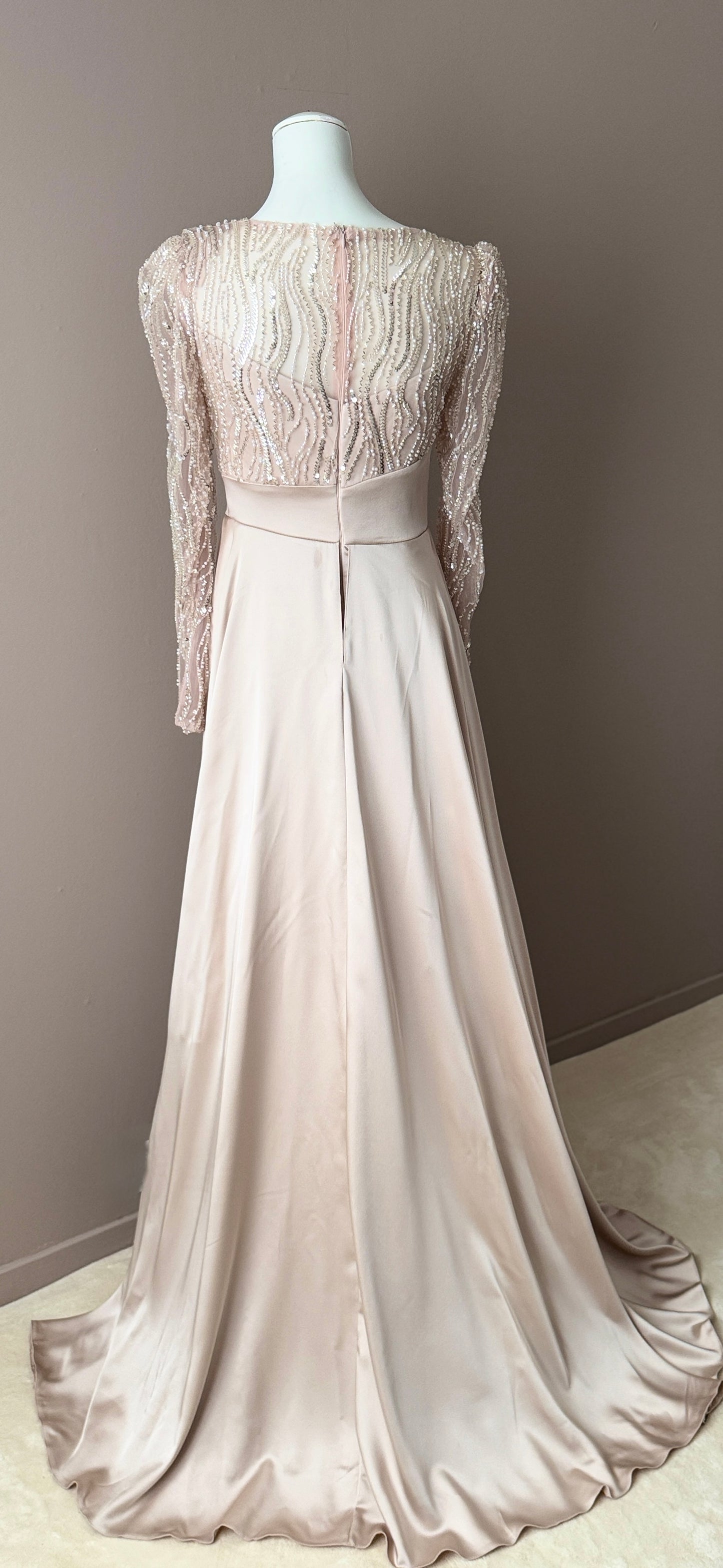 ROBE DE SOIREE ET GALA SATIN ET TULLE AVEC DES SEQUINS