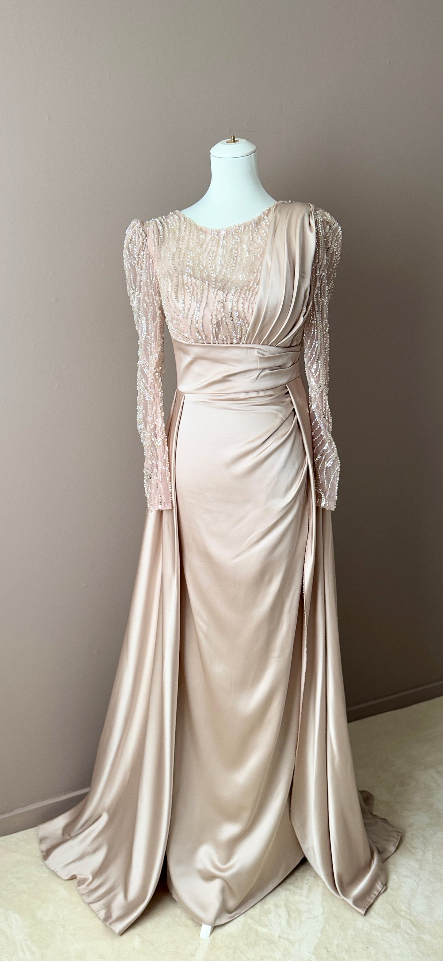 ROBE DE SOIREE ET GALA SATIN ET TULLE AVEC DES SEQUINS
