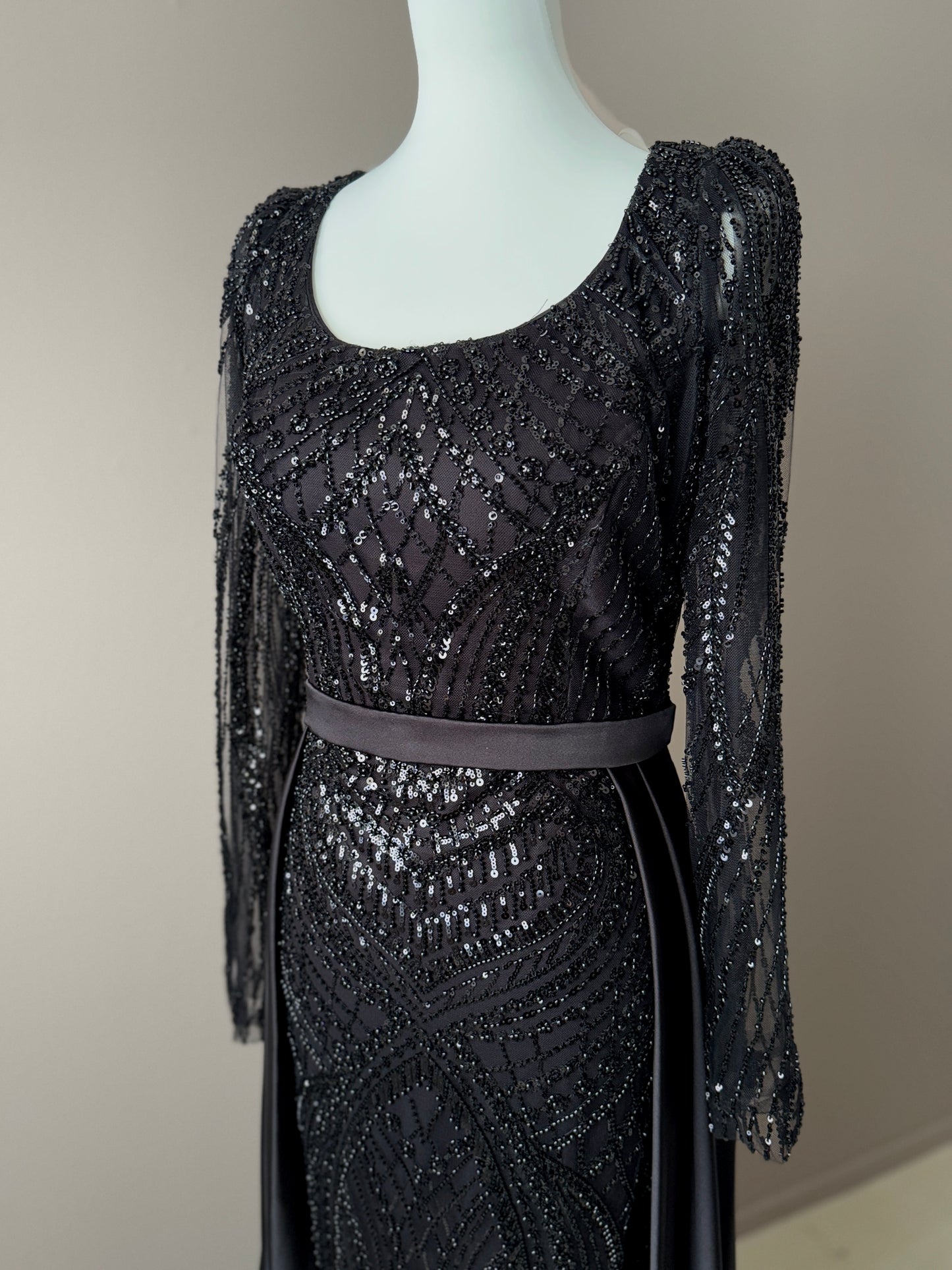 ROBE DE SOIREE LONGUE NOIR PAILLETEE AVEC TRAINE ET CEINTURE